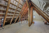Wohnen mit Vision – Sanierungsbedürftiges Haus auf herrlichem Grundstück - Dachboden