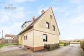 Wohnen mit Vision – Sanierungsbedürftiges Haus auf herrlichem Grundstück - Hausansicht