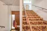 Außergewöhnliches Café-/Pensionsanwesen in fantastischer und idyllischer Aussichtslage - Treppenhaus nach unten