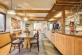 Außergewöhnliches Café-/Pensionsanwesen in fantastischer und idyllischer Aussichtslage - EG: Gastraum mit Theke