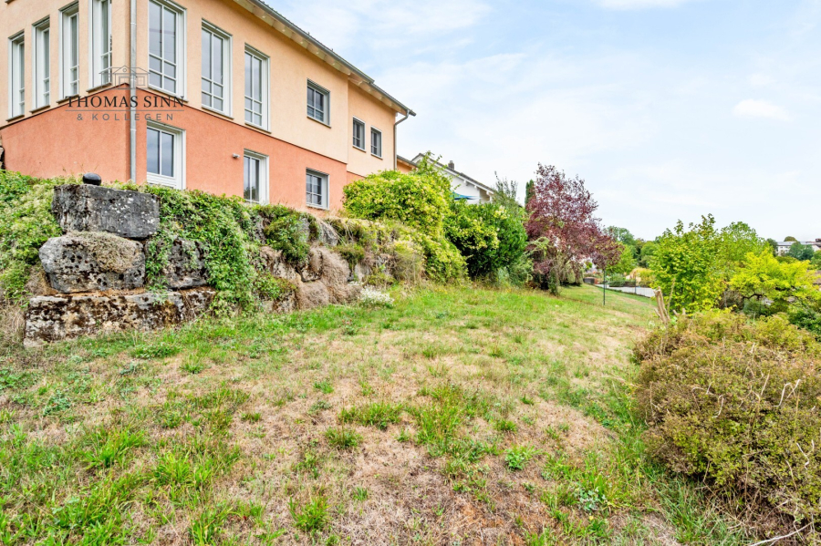 Rückansicht mit Rasenfläche/Garten