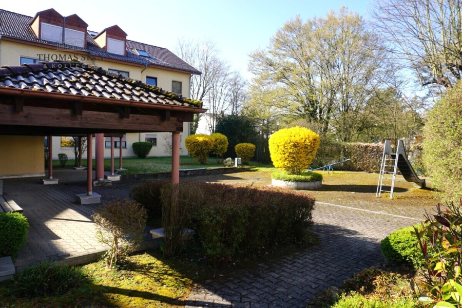 Spielplatz hinter dem Haus