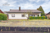 MODERNISIERUNGSBEDÜFTIGES EINFAMILIENHAUS MIT GROSSEM GRUNDSTÜCK IN RUHIGER WOHNLAGE -SOFORT FREI - Straßenansicht