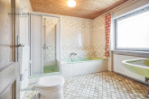 MODERNISIERUNGSBEDÜFTIGES EINFAMILIENHAUS MIT GROSSEM GRUNDSTÜCK IN RUHIGER WOHNLAGE -SOFORT FREI - EG: Badezimmer