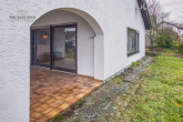 MODERNISIERUNGSBEDÜFTIGES EINFAMILIENHAUS MIT GROSSEM GRUNDSTÜCK IN RUHIGER WOHNLAGE -SOFORT FREI - Überdachte Terrasse