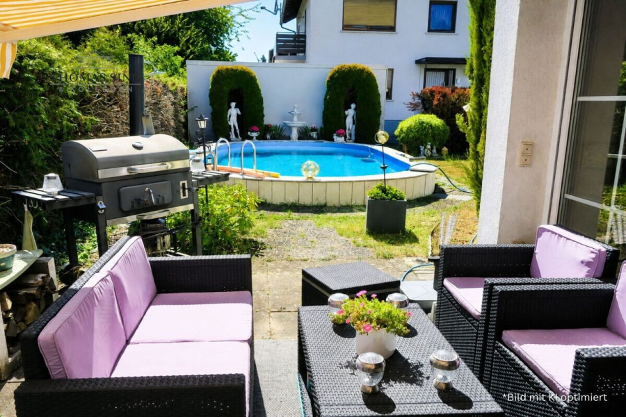 Terrasse mit Blick auf den Pool