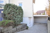 GEPFLEGTE 3,5-ZIMMER-EG-WOHNUNG MIT GARAGENSTELLPLATZ UND SEPARATEM HOBBYRAUM IM SOUTERRAIN - Einfahrt