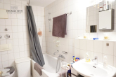 GUT VERMIETETE 2-ZIMMER-WOHNUNG MIT BALKON UND TG-STELLPLATZ IN RUHIGER WOHNGEGEND - Bad
