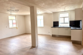 Helle 3,5-Zimmer Wohnung im 1. OG mit Balkon – modernes Wohnen trifft auf einzigartiges Fachwerk - Wohn-/Esszimmer