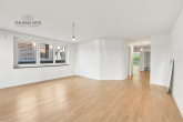 Neuwertige 3,5-Zimmer-Wohnung im EG mit ruhiger Terrasse und TG-Stellplatz bei Uhlandshöhe/Gänshaide - Wohnbereich mit verglastem Balkon