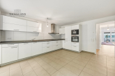 Neuwertige 3,5-Zimmer-Wohnung im EG mit ruhiger Terrasse und TG-Stellplatz bei Uhlandshöhe/Gänshaide - Wohnküche mit Zugang zur Terrasse