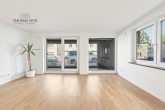 Neuwertige 3,5-Zimmer-Wohnung im EG mit ruhiger Terrasse und TG-Stellplatz bei Uhlandshöhe/Gänshaide - Wohnbereich mit verglastem Balkon