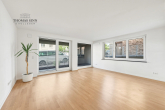 Neuwertige 3,5-Zimmer-Wohnung im EG mit ruhiger Terrasse und TG-Stellplatz bei Uhlandshöhe/Gänshaide - Wohnbereich mit verglastem Balkon