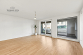 Neuwertige 3,5-Zimmer-Wohnung im EG mit ruhiger Terrasse und TG-Stellplatz bei Uhlandshöhe/Gänshaide - Wohnbereich mit verglastem Balkon