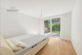 Neuwertige 3,5-Zimmer-Wohnung im EG mit ruhiger Terrasse und TG-Stellplatz bei Uhlandshöhe/Gänshaide - Schlafzimmer zur Terrasse