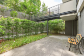 Neuwertige 3,5-Zimmer-Wohnung im EG mit ruhiger Terrasse und TG-Stellplatz bei Uhlandshöhe/Gänshaide - Terrasse in ruhiger Lage hinter dem Gebäude