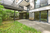 Neuwertige 3,5-Zimmer-Wohnung im EG mit ruhiger Terrasse und TG-Stellplatz bei Uhlandshöhe/Gänshaide - Terrasse in ruhiger Lage hinter dem Gebäude