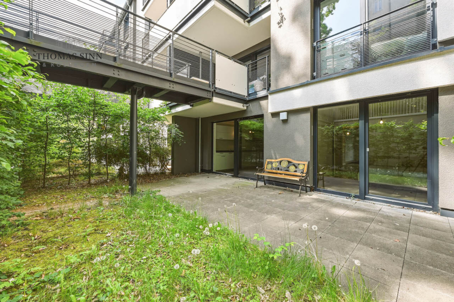 Terrasse in ruhiger Lage hinter dem Gebäude