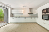 Neuwertige 3,5-Zimmer-Wohnung im EG mit ruhiger Terrasse und TG-Stellplatz bei Uhlandshöhe/Gänshaide - Wohnküche mit Zugang zur Terrasse