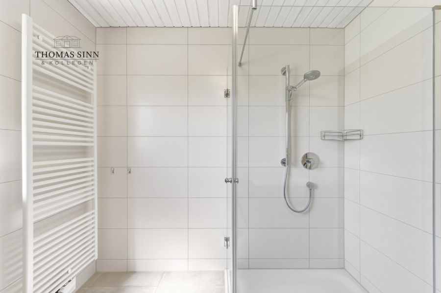 ...mit großer Dusche
