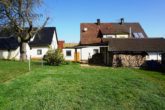 Renovierungsbedürftige Doppelhaushälfte mit großem Garten in ruhiger Wohnsiedlung mit TOP-Aussicht ! - Gartenansicht