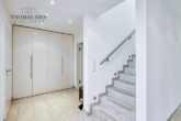 "Traum in Weiß" - Repräsentatives Einfamilienhaus in naturnaher Feldrandlage ! - EG: Eingangsdiele mit Garderobe