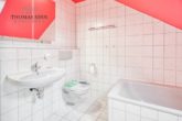 Gepflegte Doppelhaushälfte mit versetzten Ebenen und schöner Aussicht in die Stadt - DG: Badezimmer