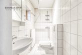 Gepflegte Doppelhaushälfte mit versetzten Ebenen und schöner Aussicht in die Stadt - Gartengeschoss: Badezimmer