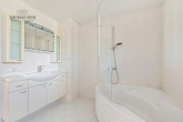 GERÄUMIGE 3 ZIMMER WOHNUNG MIT GEMÜTLICHER, ÜBERDACHTER SOMMERTERRASSE - Badezimmer