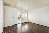 GERÄUMIGE 3 ZIMMER WOHNUNG MIT GEMÜTLICHER, ÜBERDACHTER SOMMERTERRASSE - Schafzimmer mit Zugang auf Terrasse