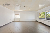GERÄUMIGE 3 ZIMMER WOHNUNG MIT GEMÜTLICHER, ÜBERDACHTER SOMMERTERRASSE - Wohnzimmer