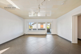 GERÄUMIGE 3 ZIMMER WOHNUNG MIT GEMÜTLICHER, ÜBERDACHTER SOMMERTERRASSE - Wohnzimmer