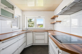 GERÄUMIGE 3 ZIMMER WOHNUNG MIT GEMÜTLICHER, ÜBERDACHTER SOMMERTERRASSE - Küche