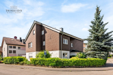 GERÄUMIGE 3 ZIMMER WOHNUNG MIT GEMÜTLICHER, ÜBERDACHTER SOMMERTERRASSE - Straßenansicht