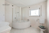 GERÄUMIGE 3 ZIMMER WOHNUNG MIT GEMÜTLICHER, ÜBERDACHTER SOMMERTERRASSE - Badezimmer