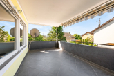GERÄUMIGE 3 ZIMMER WOHNUNG MIT GEMÜTLICHER, ÜBERDACHTER SOMMERTERRASSE - Überdachte Terrasse