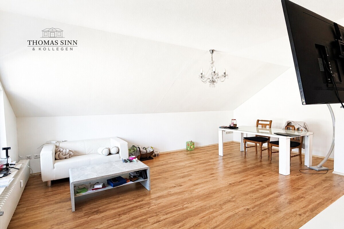 Wohnen im Grünen: Dachgeschosswohnung mit zwei Balkonen in Prevorst - Foto 1