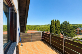 Wohnen im Grünen: Dachgeschosswohnung mit zwei Balkonen in Prevorst - Balkon Schlafzimmer