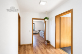 Wohnen im Grünen: Dachgeschosswohnung mit zwei Balkonen in Prevorst - Flur