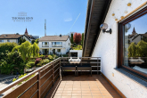 Wohnen im Grünen: Dachgeschosswohnung mit zwei Balkonen in Prevorst - Balkon Schlafzimmer