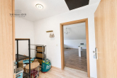 Wohnen im Grünen: Dachgeschosswohnung mit zwei Balkonen in Prevorst - Wohnungseingang + Flur