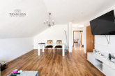 Wohnen im Grünen: Dachgeschosswohnung mit zwei Balkonen in Prevorst - Wohnzimmer