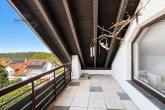 Wohnen im Grünen: Dachgeschosswohnung mit zwei Balkonen in Prevorst - überdachter Balkon Wohnzimmer