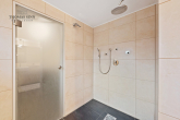 Architektur trifft Atmosphäre – außergewöhnliches Split-Level-Haus mit Weitblick - ...bodentiefer Dusche