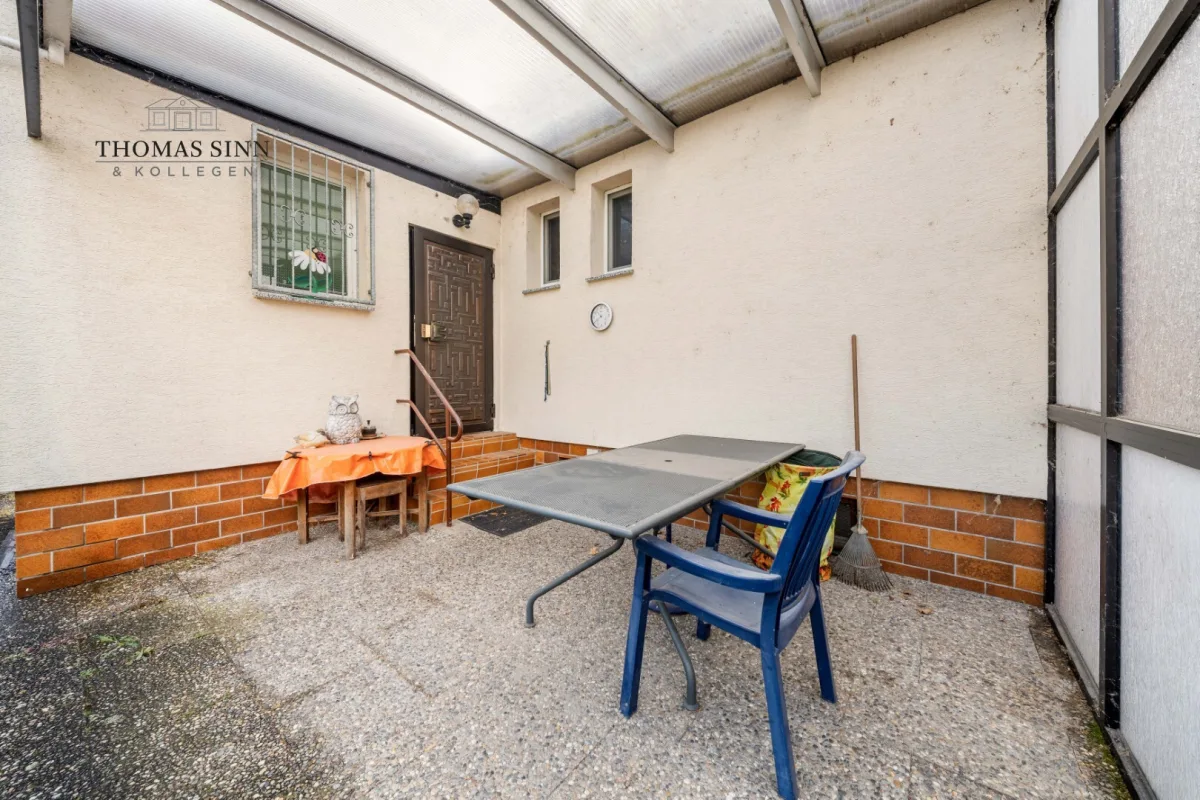 Überdachte Terrasse hinter dem Haus