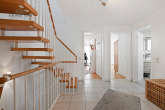 Großzügige Doppelhaushälfte mit Einliegerwohnung in ruhigem Wohngebiet - OG: Flur/Treppenhaus