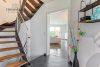 Moderne Doppelhaushälfte mit idealer Aufteilung in schöner Feldrandlage - EG: Flur mit Treppenhaus