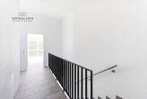 NEUABU - Exklusive Doppelhaushälfte mit Garage, Stellplatz und Balkon im Neubaugebiet "Hühnlesäcker" - DG: Flur