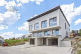 NEUABU - Exklusive Doppelhaushälfte mit Garage, Stellplatz und Balkon im Neubaugebiet "Hühnlesäcker" - Straßenansicht