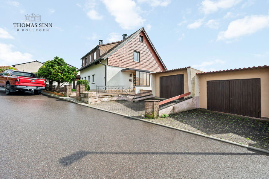 Hausansicht mit Garagen